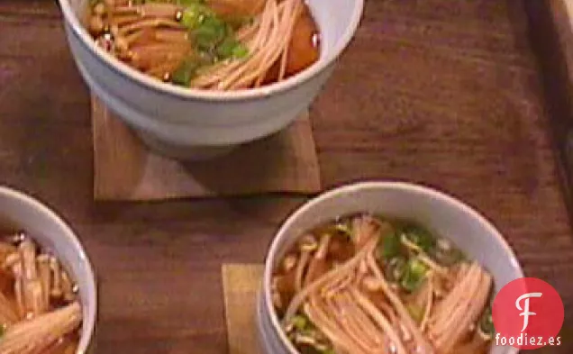 Caldo de Pollo con Champiñones Shiitake y Brócoli