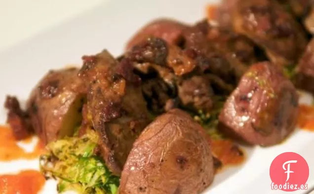 Hígados de Pollo Glaseados con Mermelada de Cítricos con Patatas Asadas y Crujientes Coles de Bruselas