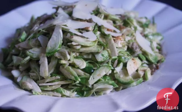 Ensalada De Col De Bruselas Afeitada Con Almendras, Manchego Y Pimentón