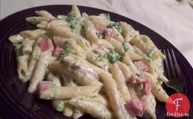 Jamón y Penne Alfredo Con Brócoli