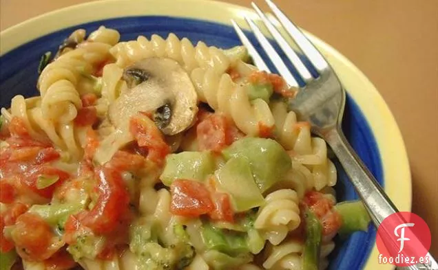 Pasta, Champiñones y Brócoli Con Salsa de Tomate Cremosa