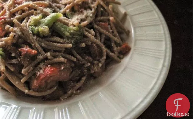 Espaguetis Con Tomates Secados al Sol y Brócoli