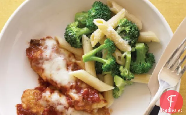Trozos de pollo Parmesano con Penne y Brócoli