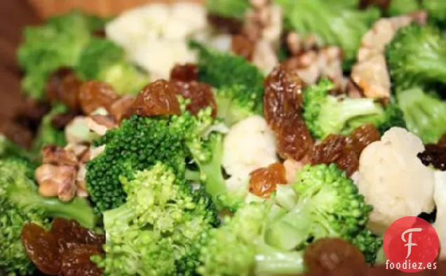 Ensalada de Coliflor con Pasas de Uva y Brócoli