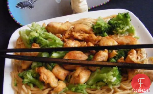 Fideos Asiáticos Con Pollo y Cebolletas