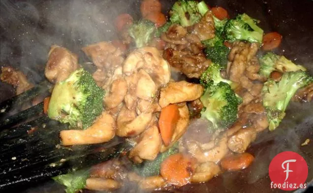 Carne de Res y Brócoli Con Fideos Ramen