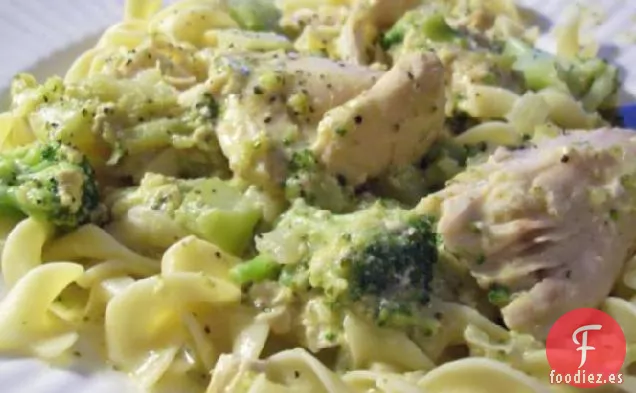 Crock Pot de Pollo Dorado y Fideos