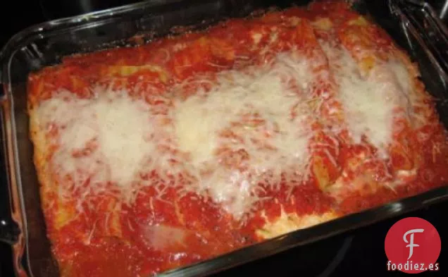 Manicotti De Ensalada De Brócoli Con Salsa De Pimiento Rojo Asado