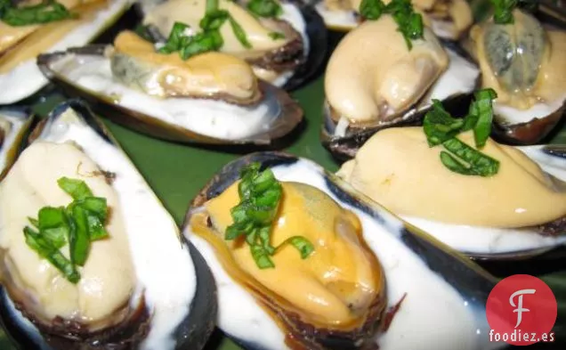 Mejillones Con Yogur Griego, Alcaparras y Menta
