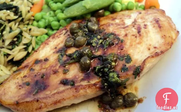 Pechugas de Pollo Con Alcaparras, Chalotas, Limón y Vino