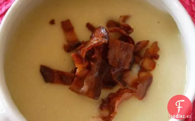 Sopa de Coliflor y Tocino Con Tostadas De Queso De Mostaza