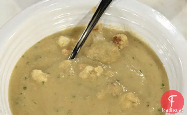 Sopa de Coliflor Asada al Curry