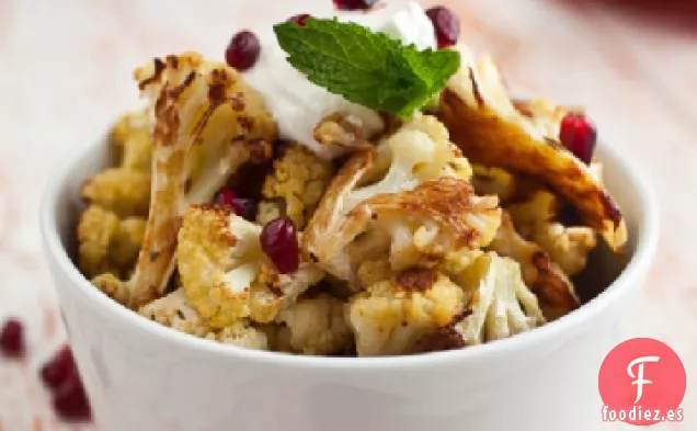 Cocina el Libro: Coliflor Asada con Semillas de Comino con Yogur Salado, Menta y Semillas de Granada