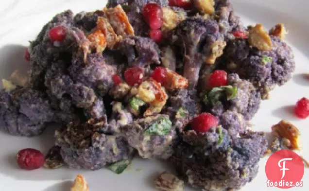 Coliflor Asada Con Almendras, Semillas de Granada y Tahini Sauc