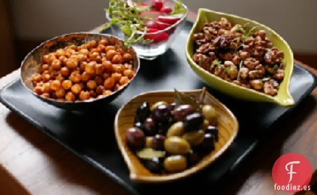 Garbanzos Fritos y Nueces Especiadas con Aceitunas y Rábanos