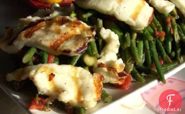Ensalada de Halloumi Asado, Frijoles, Tomate y Espárragos