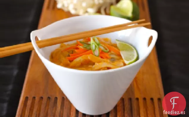 Sopa Tailandesa de Curry Rojo, Leche de Coco y Fideos de Arroz