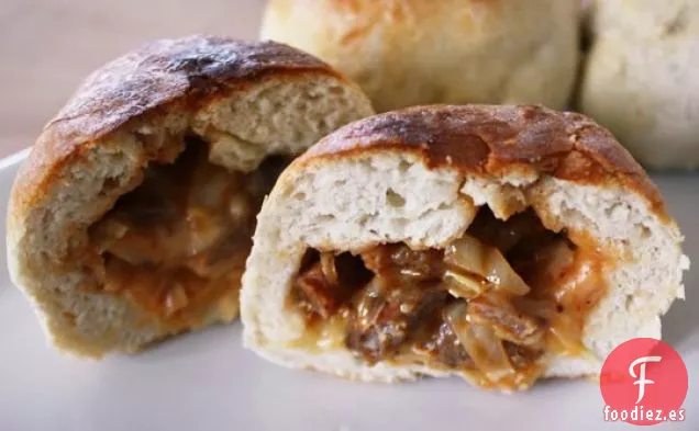Sándwiches Rellenos de Col y Salchicha a la Barbacoa