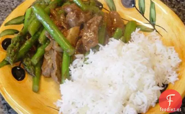 Salteado de Carne de Res con Sésamo y Jengibre y Espárragos