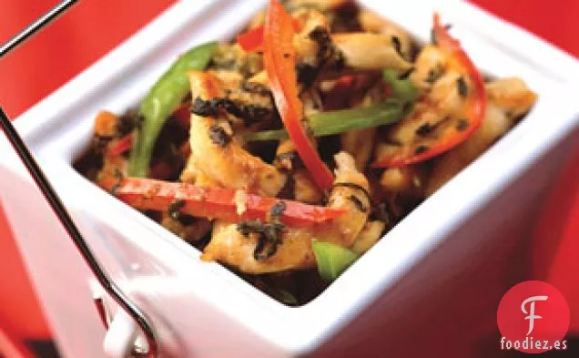 Pollo Salteado Con Pimientos Y Col Blanca