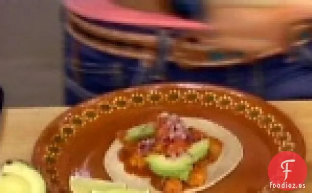 Taco De Mariscos Escalfados De Coco y guajillo Con Salsa De Yucatán