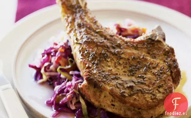 Chuletas de Cerdo con Repollo Verde y Rojo Fresco