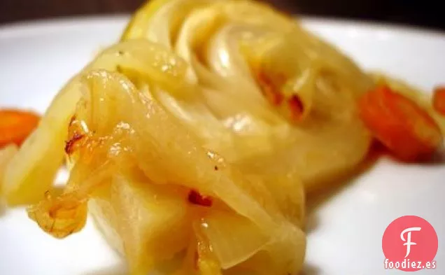 Repollo Verde Estofado Con Cebollas, Zanahorias Y Un Huevo Escalfado