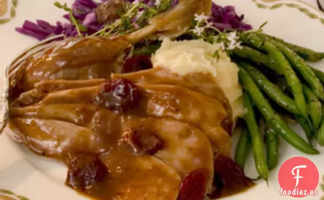 Suculento Pato Asado Relleno Con Salsa De Cereza Balsámica