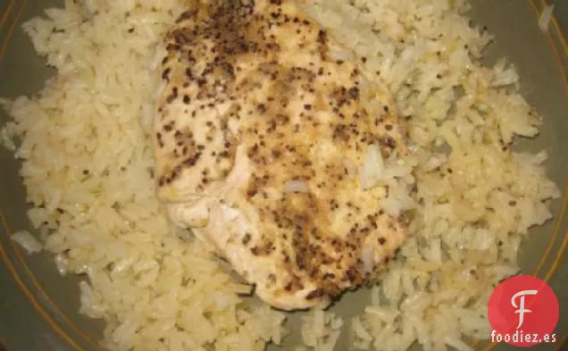 Pechugas de Pollo con Limón y Pimienta sobre una Cama de Arroz