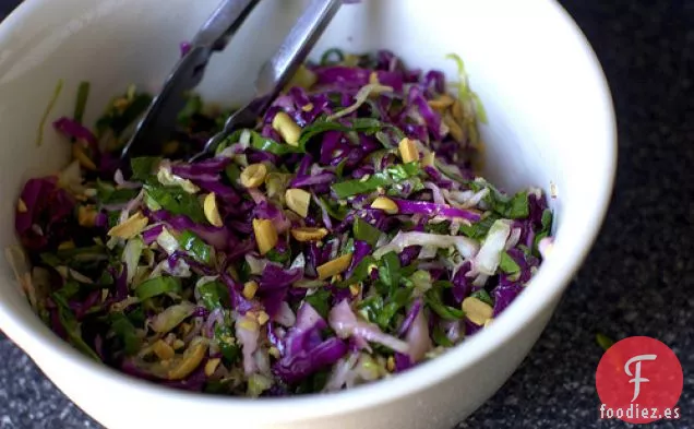 Ensalada De Col Y Lima Con Cacahuetes Tostados