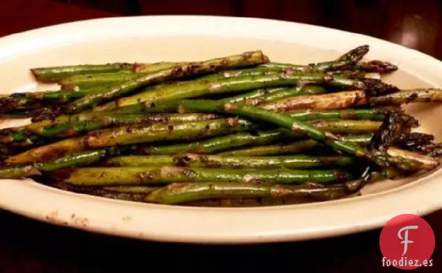 Espárragos A la Parrilla Con un Toque Asiático