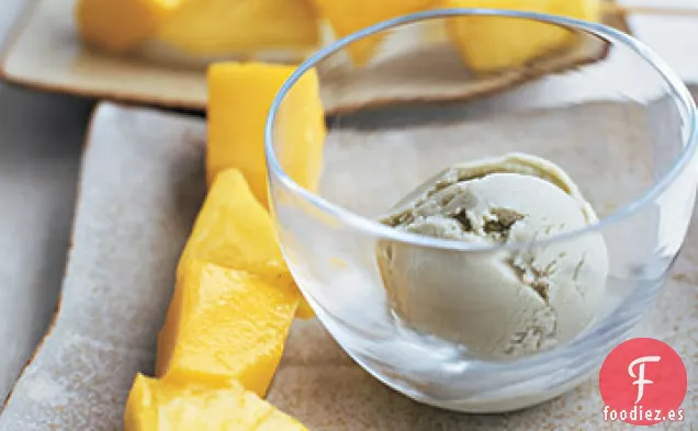 Brochetas de Frutas Tropicales con Helado de Té Verde