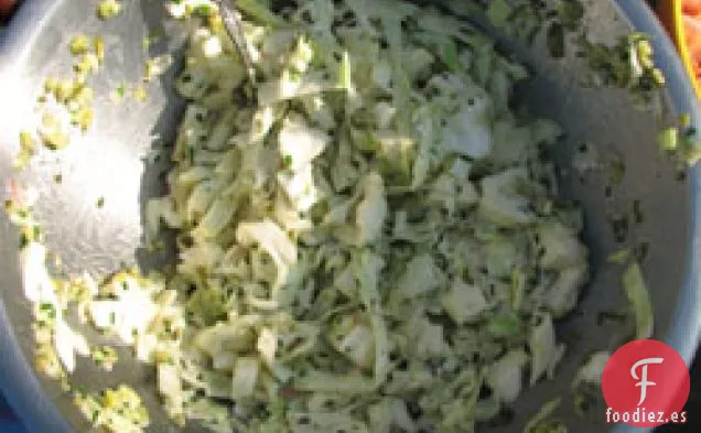 Cena de esta noche: Ensalada de Repollo con Cornichons y Alcaparras