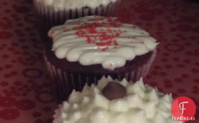 Cupcakes Con Chispas De Chocolate De Terciopelo Rojo Con Glaseado De Ron