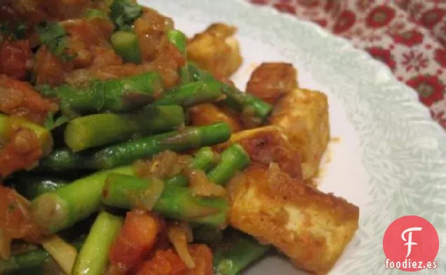 Espárragos Salteados Con Tofu al Curry y Tomates