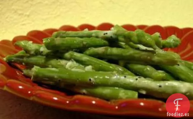 Espárragos Fríos Con Aderezo De Ajo A Limón