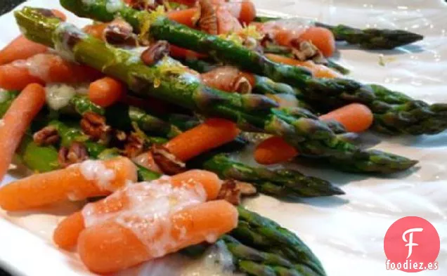 Espárragos Glaseados y Zanahorias Con Nueces Pecanas