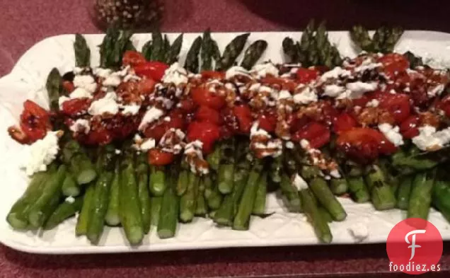 Espárragos Con Tomates Balsámicos y Queso de Cabra