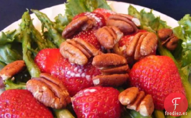 Ensalada De Espárragos Y Fresas Con Aderezo De Miel Y Lima