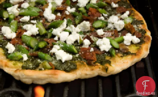 Receta de Pizza a la Parrilla con Tocino, Espárragos y Queso de Cabra