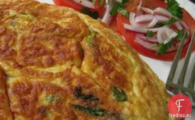 Espárragos y Fontina Frittata Con Tomate en Rodajas y Cebolla Roja