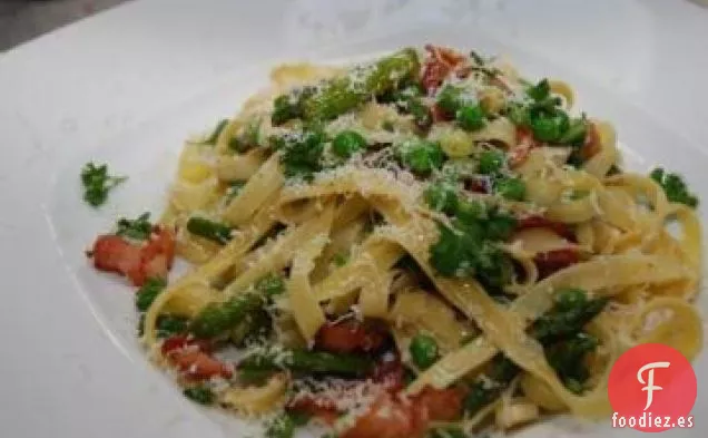 Linguini Con Espárragos, Parmesano y Tocino