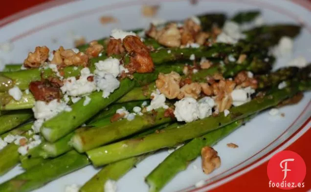 Espárragos Asados Con Queso Azul y Nueces Tostadas