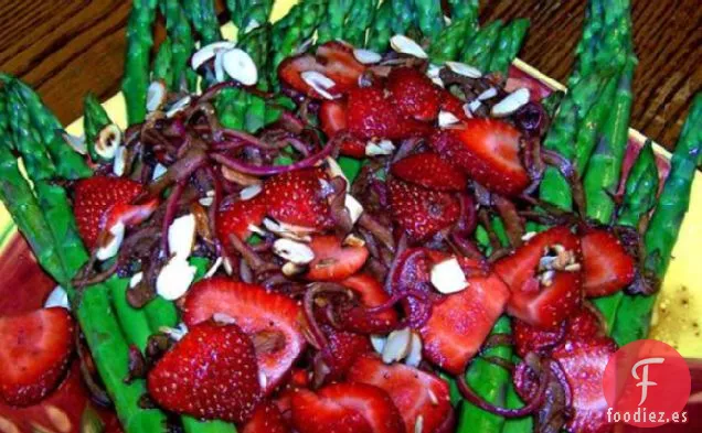 Ensalada de Espárragos y Fresas de Primavera Con un Chorrito de Caramelo
