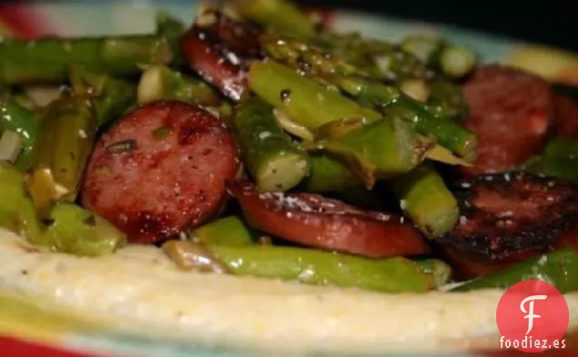 Salchicha de Pollo y Espárragos sobre Polenta