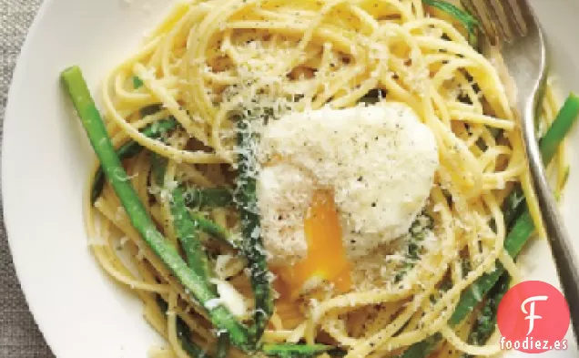 Linguini con Espárragos y Huevo