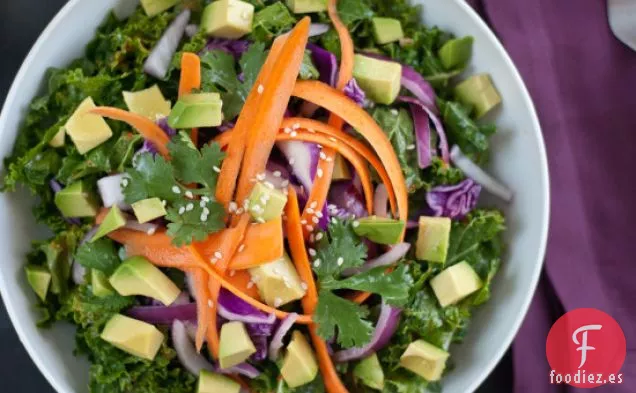 Ensalada Asiática de Col Rizada Cruda