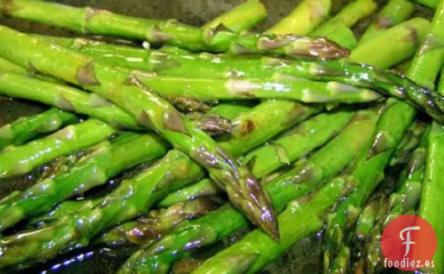 Espárragos Asados Con Salsa De Mantequilla Marrón Balsámica