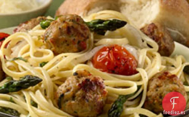 Linguini con Verduras Asadas y Albahaca de Tomate Albóndigas de Pollo