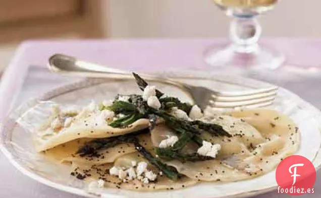 Ravioles de Ricotta con Mantequilla de Semilla de Amapola Dorada y Espárragos